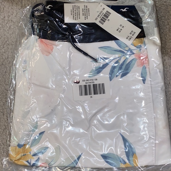 NWT - Hollister Unisex Floral 9” Boardshort (White & Floral Print) - Picture 2 of 8